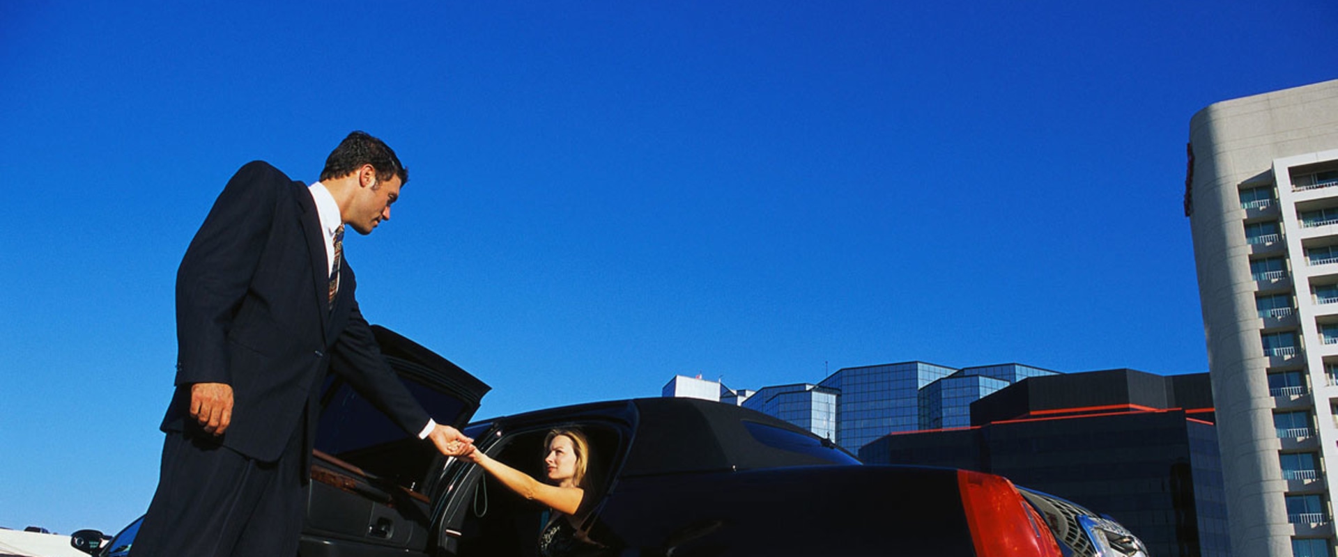 Luxury Travel Agency Limousine Service: Your Gateway To Chicago's Finest